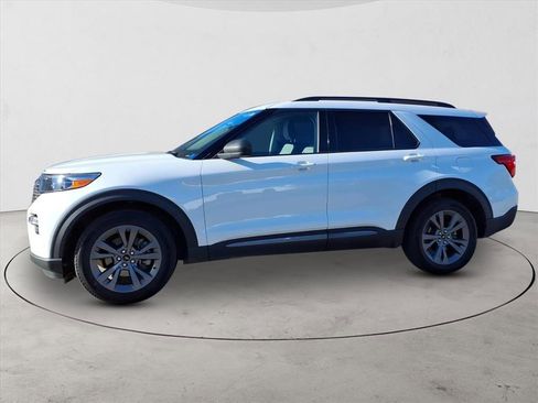 Used 2021 Ford Explorer XLT w/ Equipment Group 202A image 8