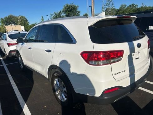 Used 2017 Kia Sorento AWD w/ LX V6 Convenience Package image 3