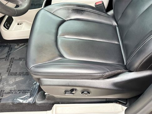 Used 2023 Chrysler Pacifica Touring-L FWD image 19