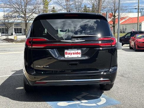 New 2026 Chrysler Pacifica Select image 24