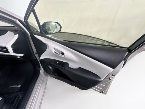 Used 2016 Toyota Prius Three Touring FWD image 30