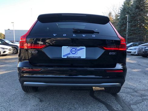 Used 2025 Volvo V60 B5 Cross Country Plus image 5