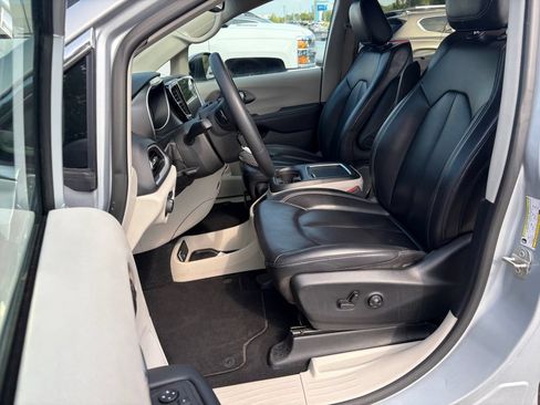 Used 2023 Chrysler Pacifica Touring-L FWD image 16