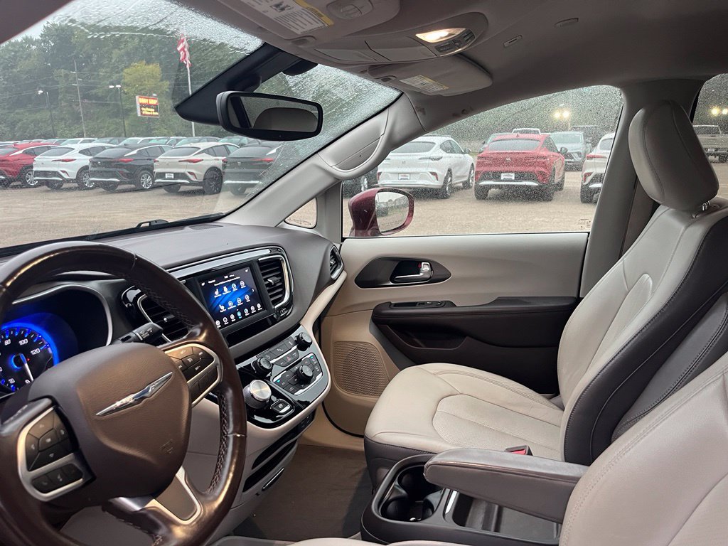 Used 2019 Chrysler Pacifica Touring-L FWD image 19