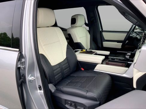 Used 2023 Toyota Tundra Capstone AWD/4WD image 9