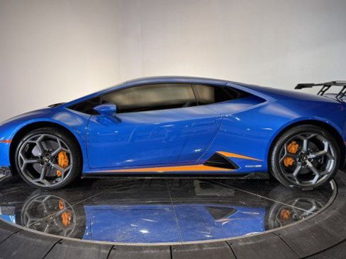 Used 2021 Lamborghini Huracan EVO image 12