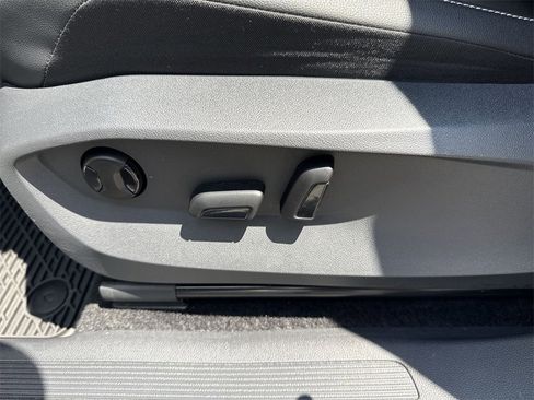 Used 2024 Volkswagen Tiguan SE image 10