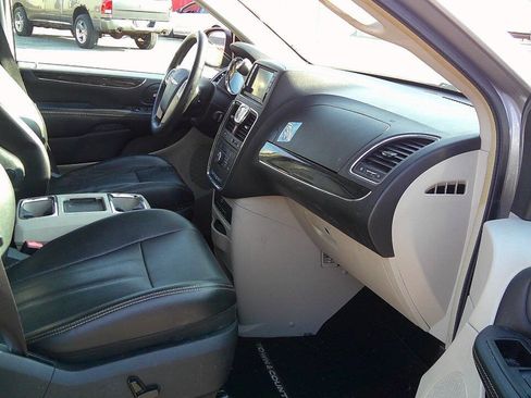 Used 2015 Chrysler Town & Country Touring-L w/ Driver Convenience Group FWD image 26