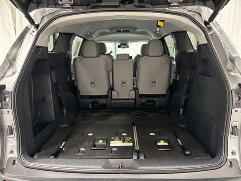 Used 2026 Toyota Sienna LE FWD image 53