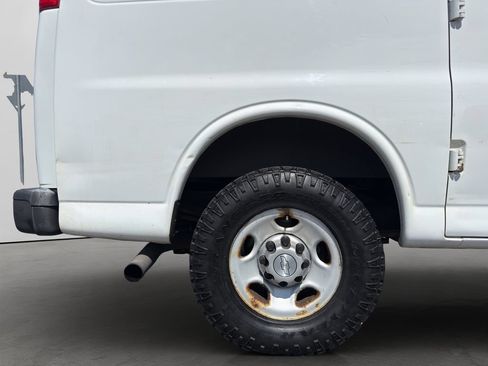 Used 2017 Chevrolet Express 2500 RWD image 22
