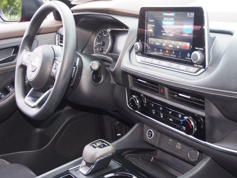 Used 2023 Nissan Rogue S FWD image 10