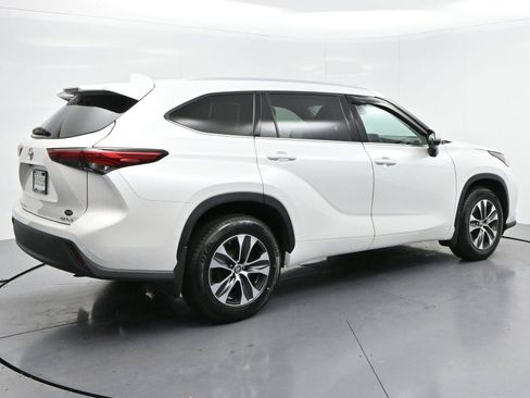Used 2022 Toyota Highlander XLE AWD/4WD image 7