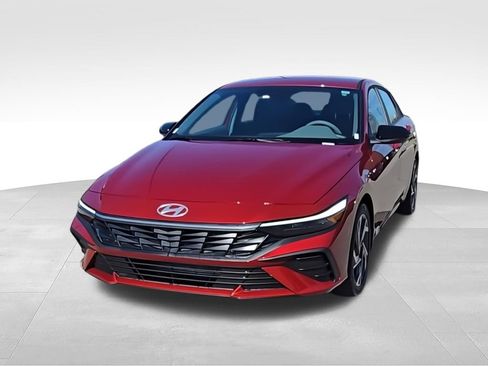 Used 2025 Hyundai Elantra Sport FWD image 3