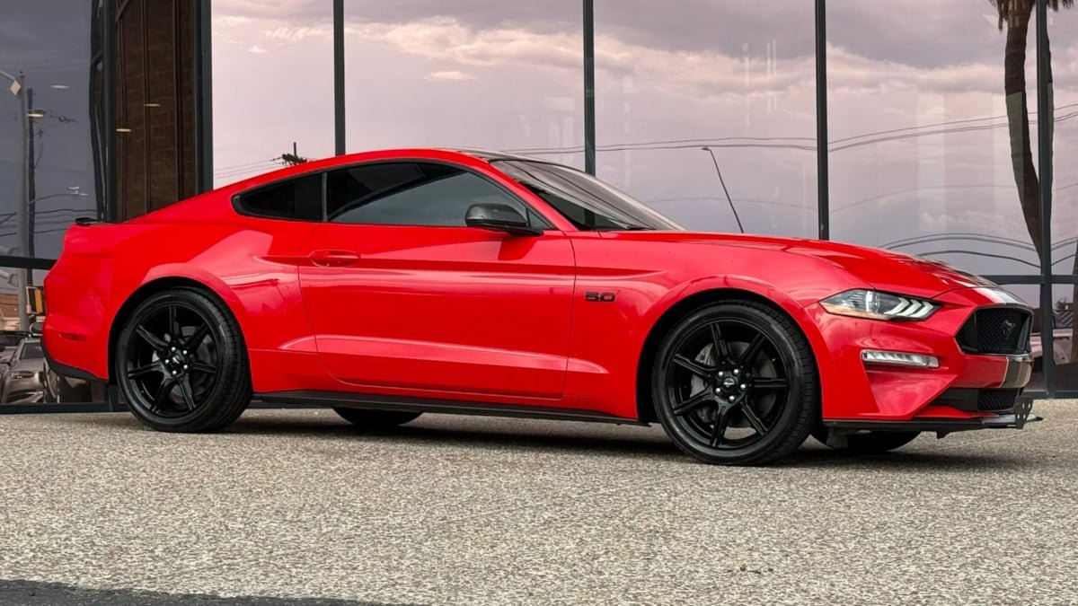 Used 2018 Ford Mustang GT w/ Black Accent Pkg RWD image 16
