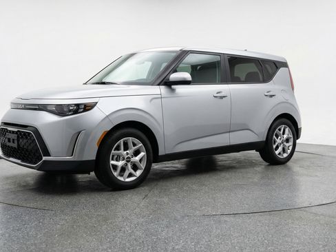 Used 2025 Kia Soul LX w/ LX Technology Package image 3