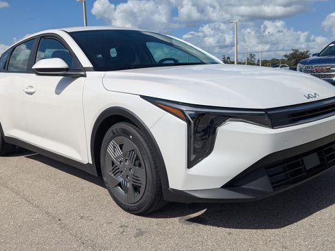 New 2025 Kia K4 LX image 2