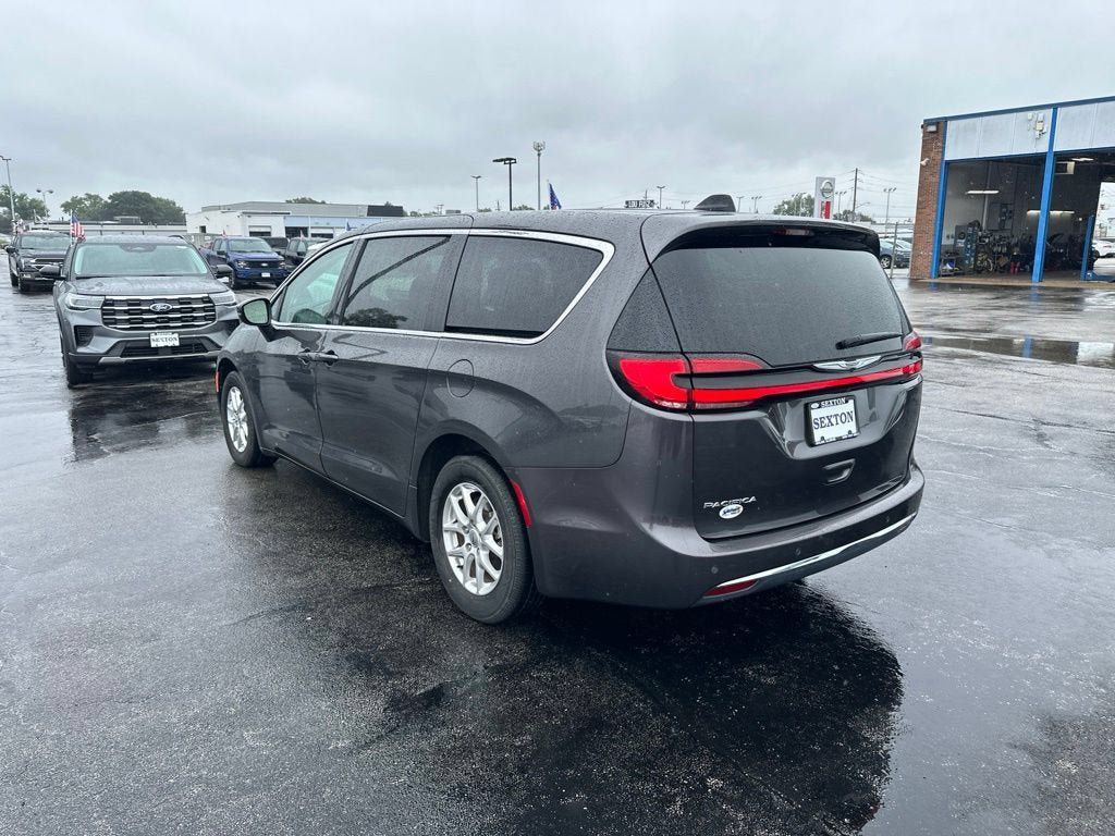 Used 2023 Chrysler Pacifica Touring-L FWD image 5