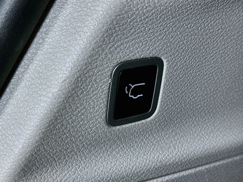 Used 2024 Chrysler Pacifica Touring-L FWD image 29