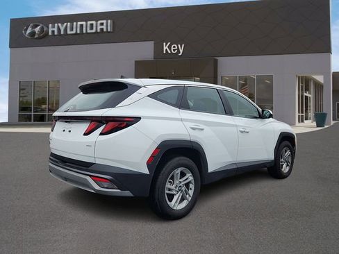 Certified 2025 Hyundai Tucson SE image 3