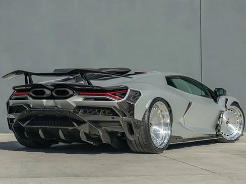 Used 2024 Lamborghini Revuelto image 10
