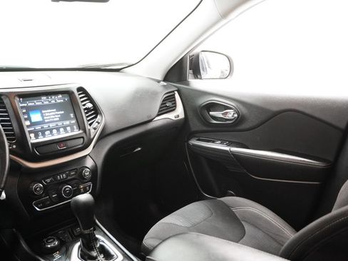 Used 2015 Jeep Cherokee Latitude w/ Cold Weather Group image 16