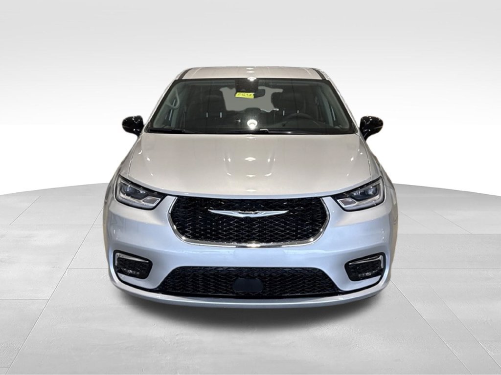 Used 2024 Chrysler Pacifica Touring-L w/ Uconnect Theater Family Group FWD image 2