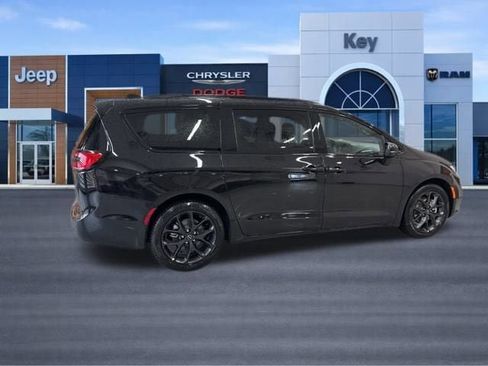 New 2026 Chrysler Pacifica Select w/ S Appearance Package image 7