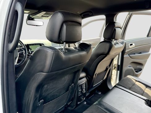 Used 2022 Jeep Grand Cherokee Laredo X image 6