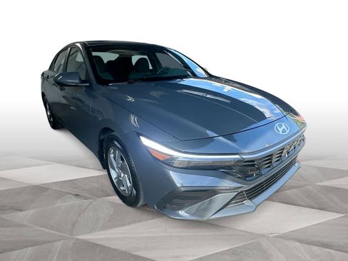 Used 2025 Hyundai Elantra SE FWD image 2