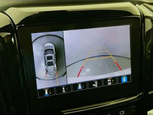 Used 2023 Chevrolet Traverse LT w/ Rear Camera Mirror Package image 14