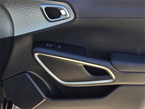 Certified 2025 Kia Soul LX image 8