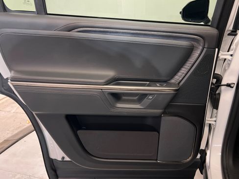 Used 2025 Rivian R1S Adventure Dual AWD/4WD image 18
