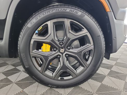 Used 2025 Rivian R1S Premium image 11