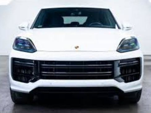 Used 2024 Porsche Cayenne Turbo AWD/4WD image 2