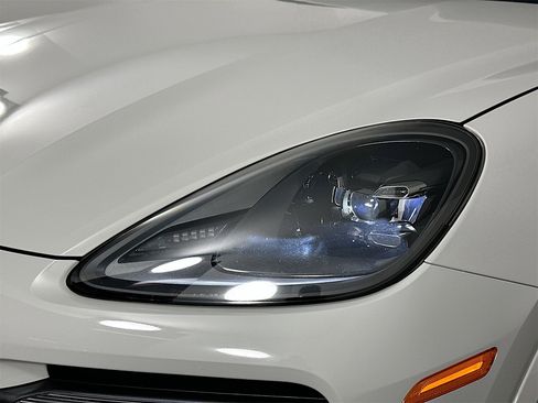 Certified 2023 Porsche Cayenne Platinum Edition image 15