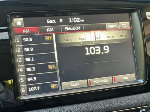 Used 2017 Kia Niro Touring FWD image 26