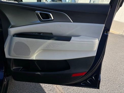 Used 2023 Kia Carnival LX image 29