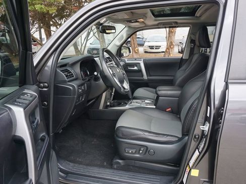 Used 2017 Toyota 4Runner SR5 Premium image 2