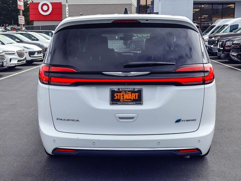 Used 2023 Chrysler Pacifica Touring-L FWD image 21