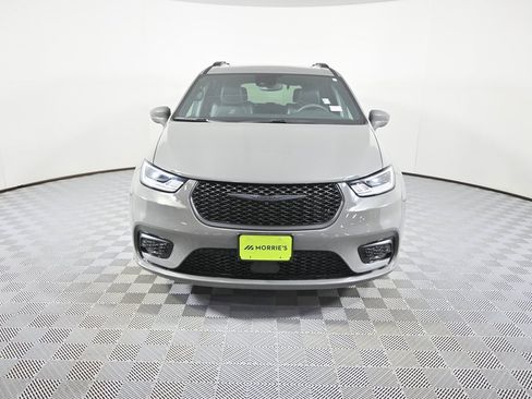 Used 2022 Chrysler Pacifica Touring-L w/ S Appearance Package image 10