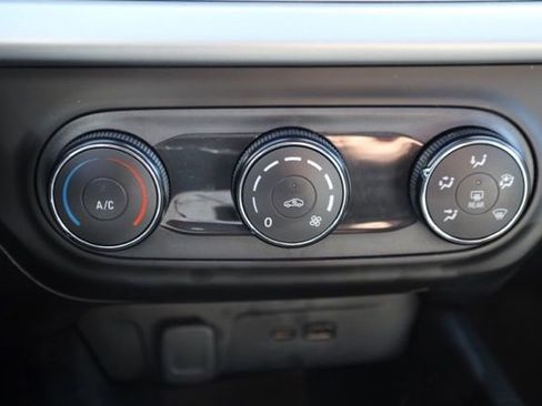 Certified 2025 Chevrolet Trax LS image 27