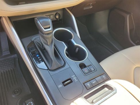 Used 2022 Toyota Highlander XLE image 29