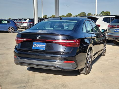 Certified 2025 Volkswagen Jetta SE FWD image 7