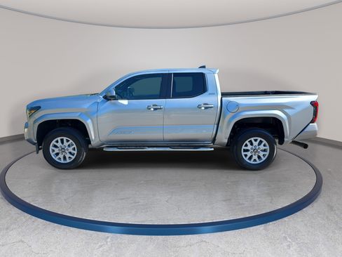 Used 2024 Toyota Tacoma SR5 AWD/4WD image 8