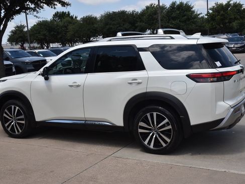 Used 2024 Nissan Pathfinder Platinum FWD image 11