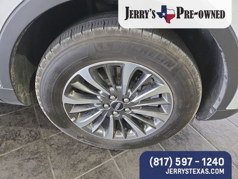 Used 2022 Lincoln Nautilus FWD w/ Premium Package image 4