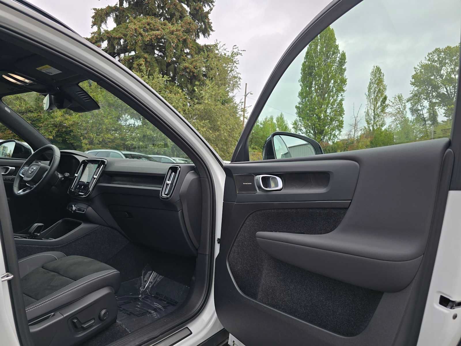 Certified 2023 Volvo XC40 Recharge Ultimate w/ Protection Package Premier AWD/4WD image 12