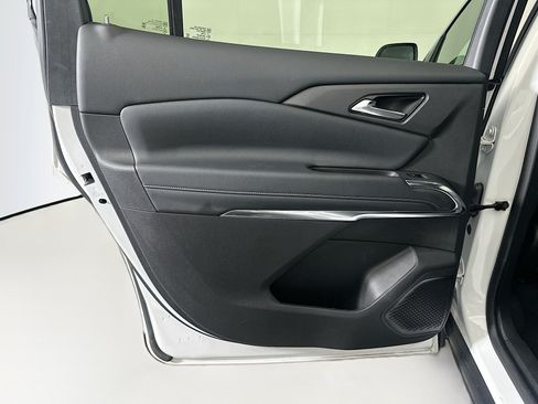 Used 2025 Chevrolet Traverse LT FWD image 26