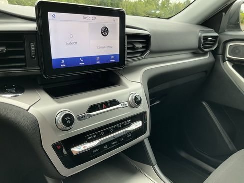 Used 2022 Ford Explorer XLT image 10