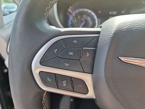 Used 2024 Chrysler Pacifica Touring-L FWD image 18